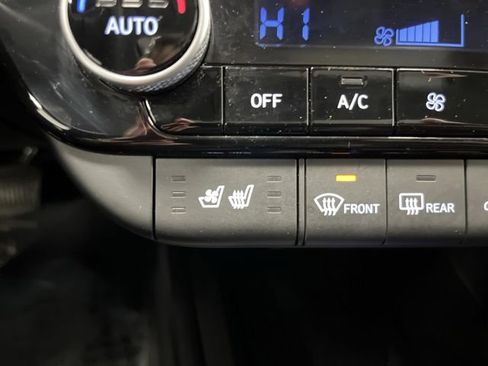 Used 2024 Hyundai Elantra Limited image 8