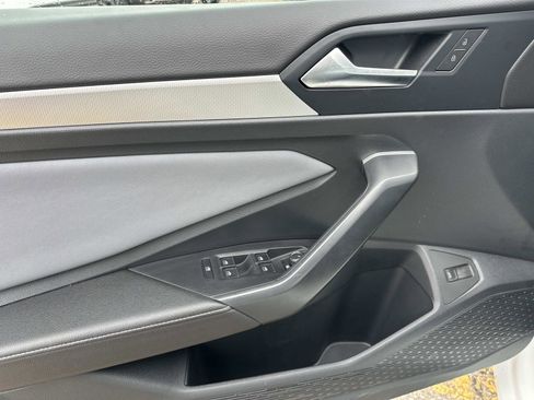 Used 2025 Volkswagen Jetta SE image 16