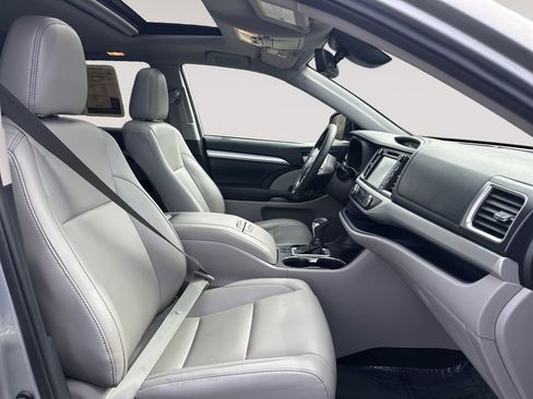 Used 2019 Toyota Highlander XLE image 15