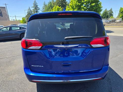 Used 2018 Chrysler Pacifica Touring-L FWD image 4