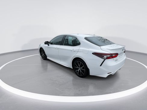 Used 2021 Toyota Camry SE w/ Cold Weather Package image 14