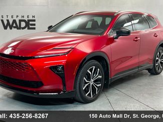 Used 2025 Toyota Crown Signia video 1