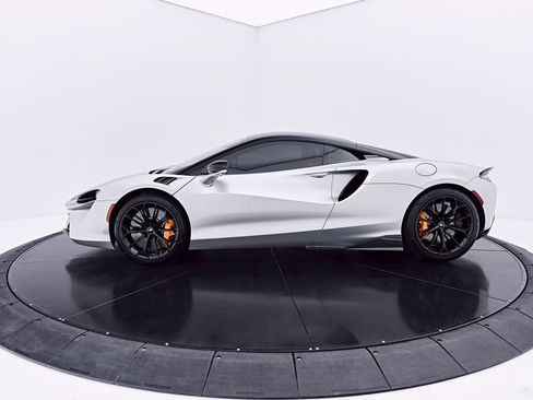 Used 2023 McLaren Artura RWD image 14