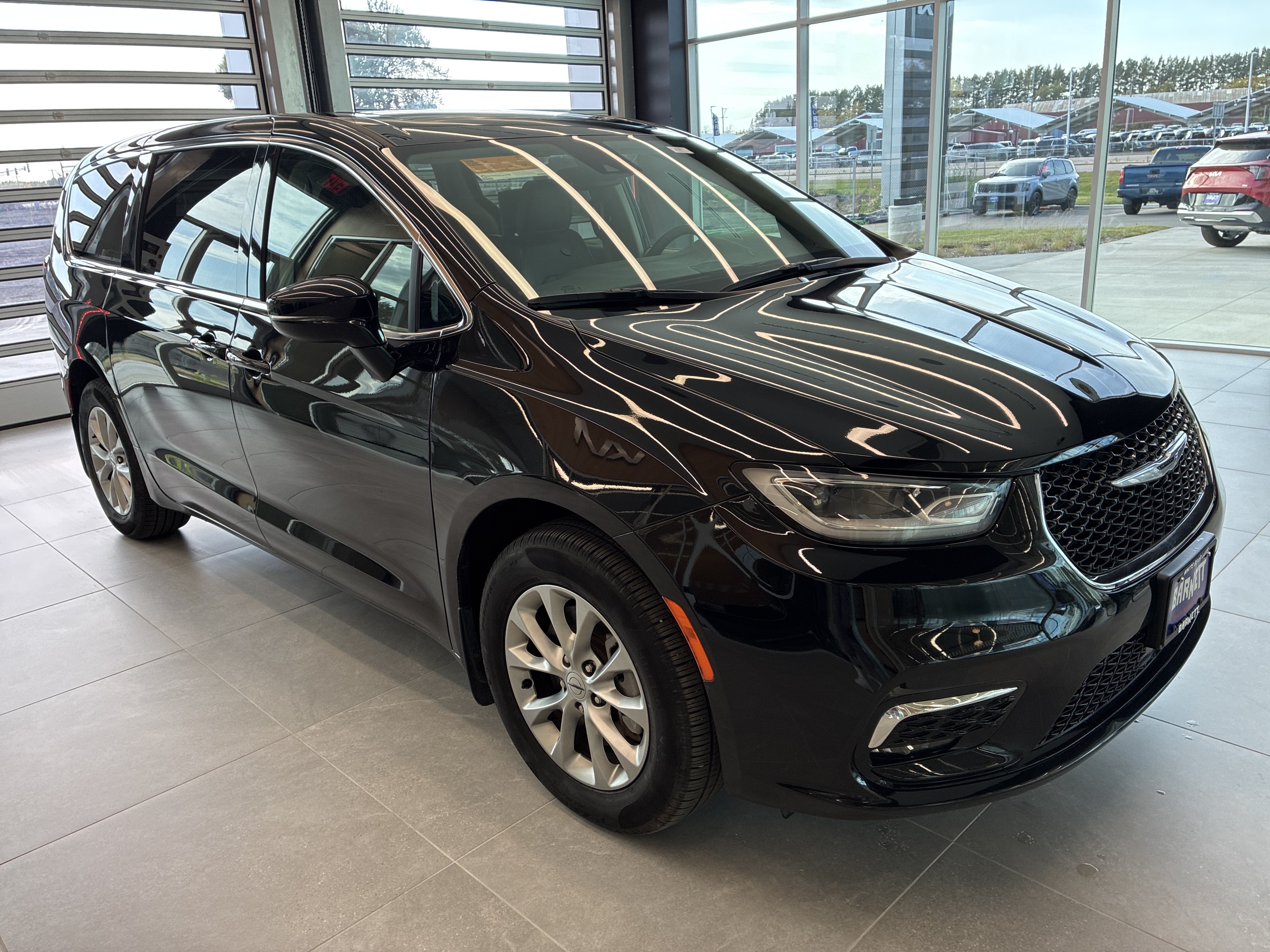 Certified 2024 Chrysler Pacifica Touring-L w/ Uconnect Theater Family Group AWD/4WD image 4