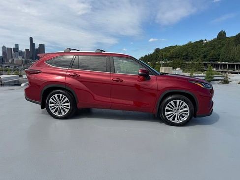 Certified 2024 Toyota Highlander Platinum AWD/4WD image 3