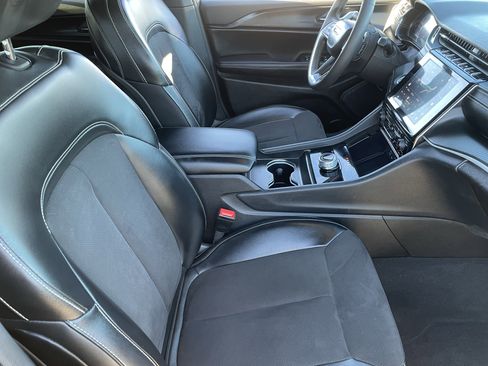 Certified 2024 Jeep Grand Cherokee L Laredo image 10