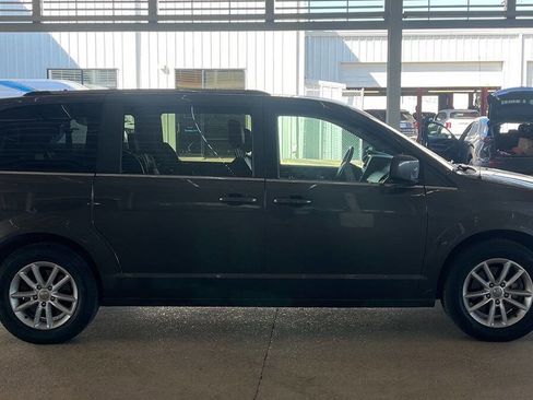 Used 2019 Dodge Grand Caravan SXT image 6