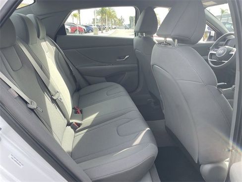 Used 2025 Hyundai Elantra SE image 24