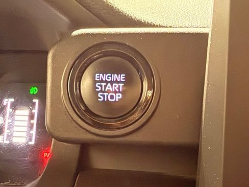 Used 2025 Toyota Tacoma SR5 AWD/4WD image 20