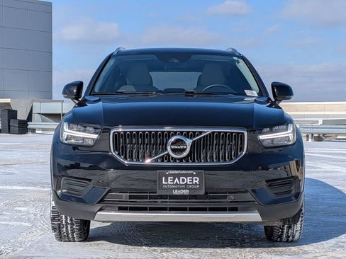 Used 2020 Volvo XC40 T4 Momentum image 2