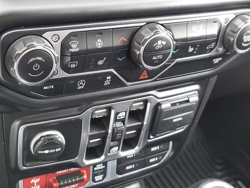 Used 2020 Jeep Gladiator Rubicon w/ Cold Weather Group AWD/4WD image 18
