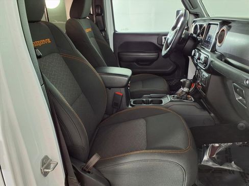 Used 2023 Jeep Gladiator Mojave w/ Cold Weather Group image 9