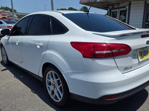 Used 2015 Ford Focus SE w/ Equipment Group 201A FWD image 7