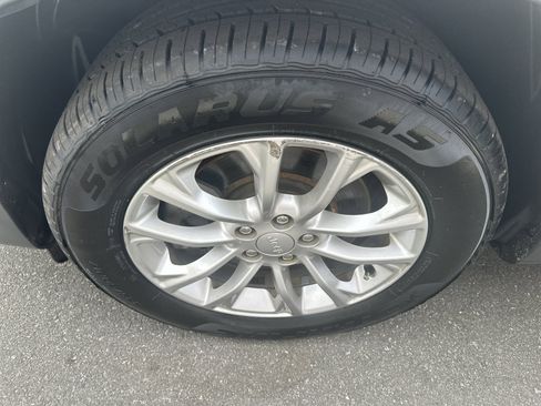 Used 2019 Jeep Cherokee Latitude w/ Cold Weather Group FWD image 34