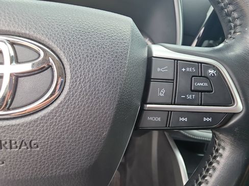Used 2022 Toyota Highlander XLE AWD/4WD image 18