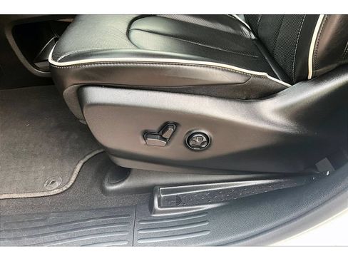 Certified 2025 Chrysler Pacifica Limited FWD image 29