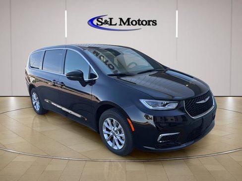 Used 2025 Chrysler Pacifica Select AWD/4WD image 1