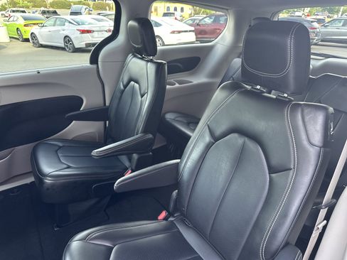 Used 2023 Chrysler Pacifica Touring-L FWD image 22