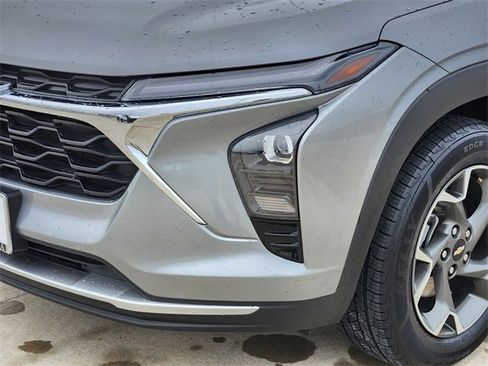 Certified 2024 Chevrolet Trax LT w/ Sunroof Package image 9