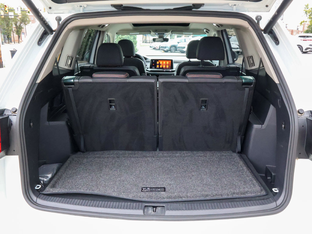 Used 2025 Volkswagen Atlas Peak Edition SE AWD/4WD image 10