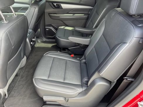 Used 2025 Buick Enclave Preferred AWD/4WD image 12