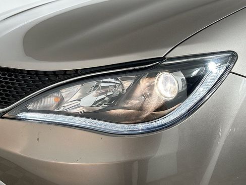Used 2017 Chrysler Pacifica Touring-L FWD image 31