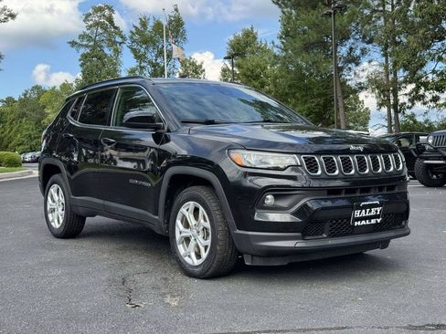 Used 2024 Jeep Compass Latitude AWD/4WD image 2
