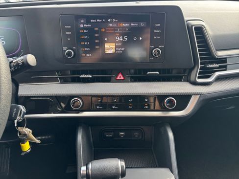 Used 2025 Kia Sportage LX image 17