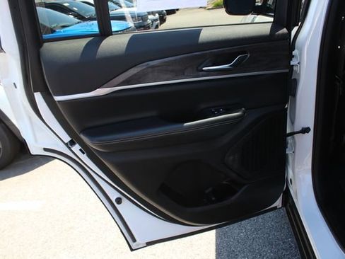 Used 2024 Jeep Grand Cherokee Limited w/ Black Appearance Package AWD/4WD image 25