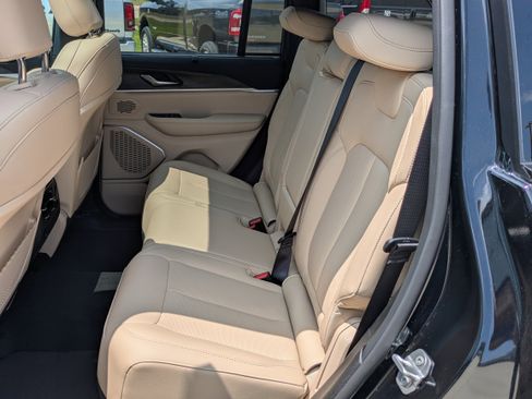 Used 2025 Jeep Grand Cherokee Limited w/ Luxury Tech Group II AWD/4WD image 11