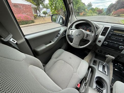 Used 2012 Nissan Frontier SV w/ SV Premium Utility Pkg AWD/4WD image 17
