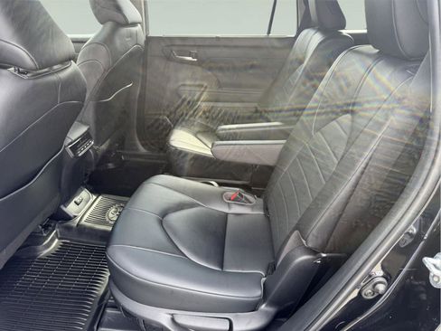 Used 2023 Toyota Highlander XLE AWD/4WD image 11