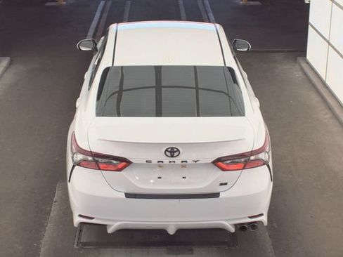 Used 2022 Toyota Camry SE FWD image 3