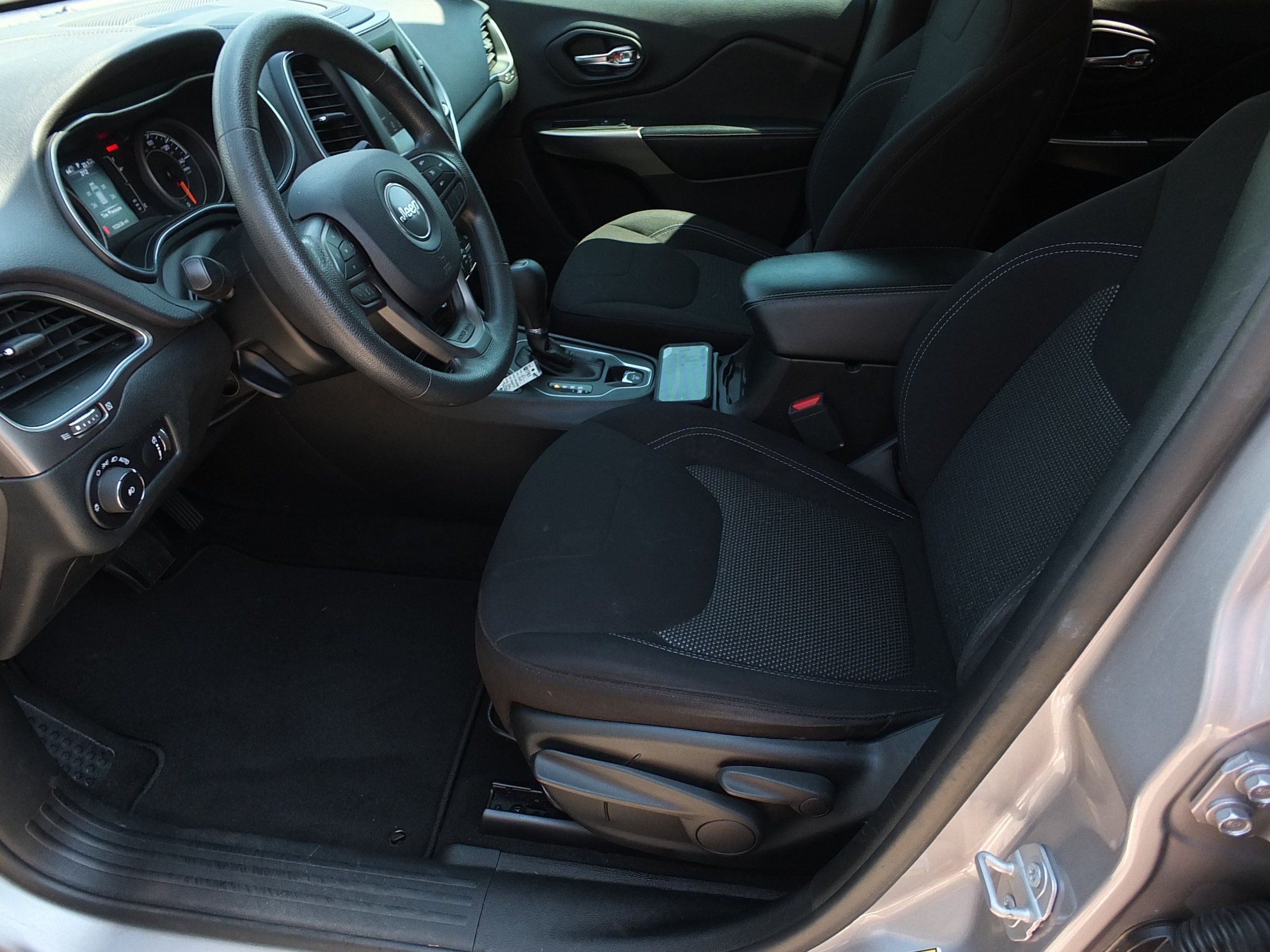 Used 2019 Jeep Cherokee Latitude w/ Popular Appearance Group FWD image 11
