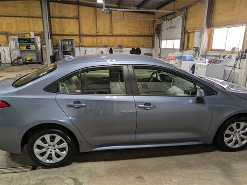 Used 2021 Toyota Corolla LE image 6
