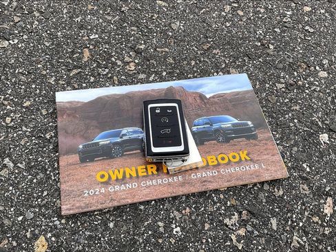 Used 2024 Jeep Grand Cherokee Summit image 10