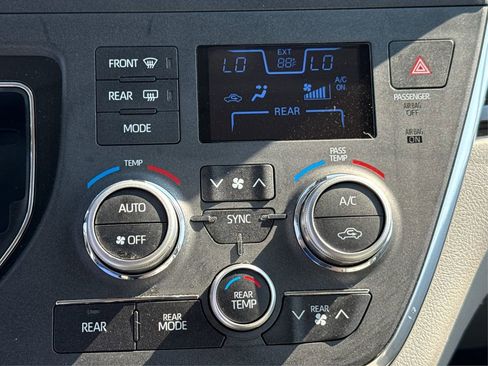 Used 2019 Toyota Sienna XLE image 35