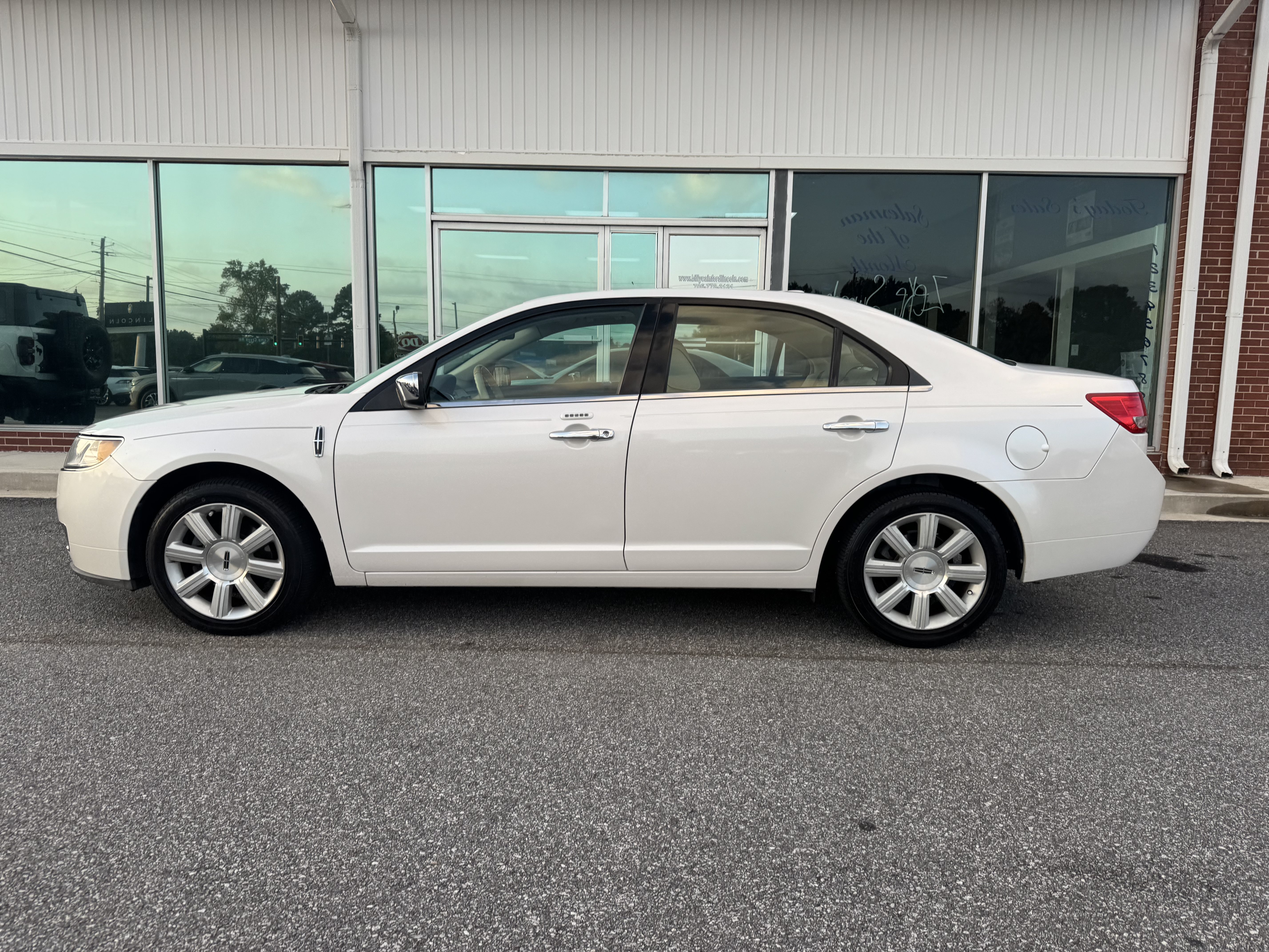 Used 2011 Lincoln MKZ FWD image 1