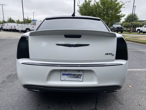 Used 2016 Chrysler 300 C RWD image 8