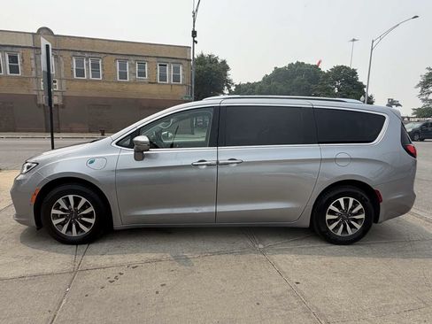 Used 2021 Chrysler Pacifica Touring-L FWD image 8