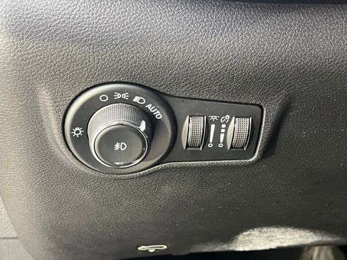 Used 2023 Jeep Compass Limited image 25