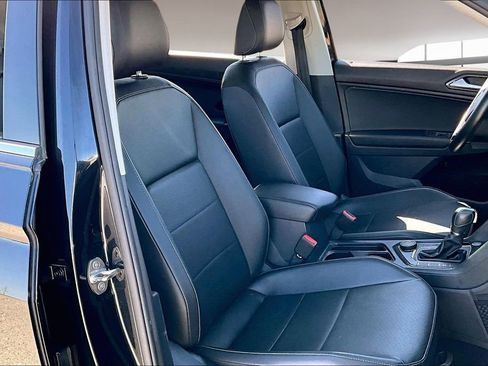 Used 2018 Volkswagen Tiguan SE w/ Panoramic Sunroof Package image 7