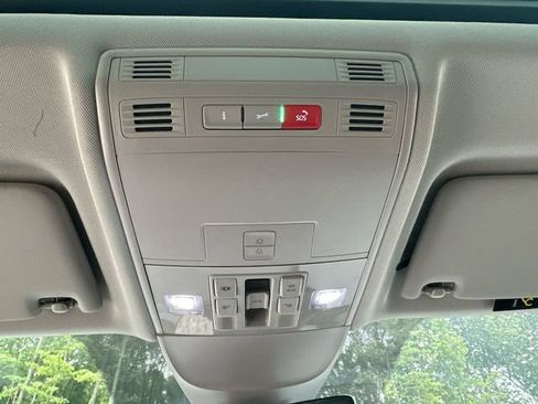 Used 2023 Volkswagen Taos SE w/ Panoramic Sunroof Package FWD image 40