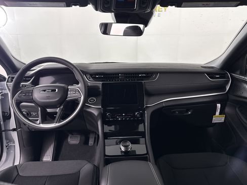 New 2025 Jeep Grand Cherokee L Laredo image 12