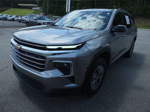 Used 2026 Chevrolet Traverse LT FWD image 7