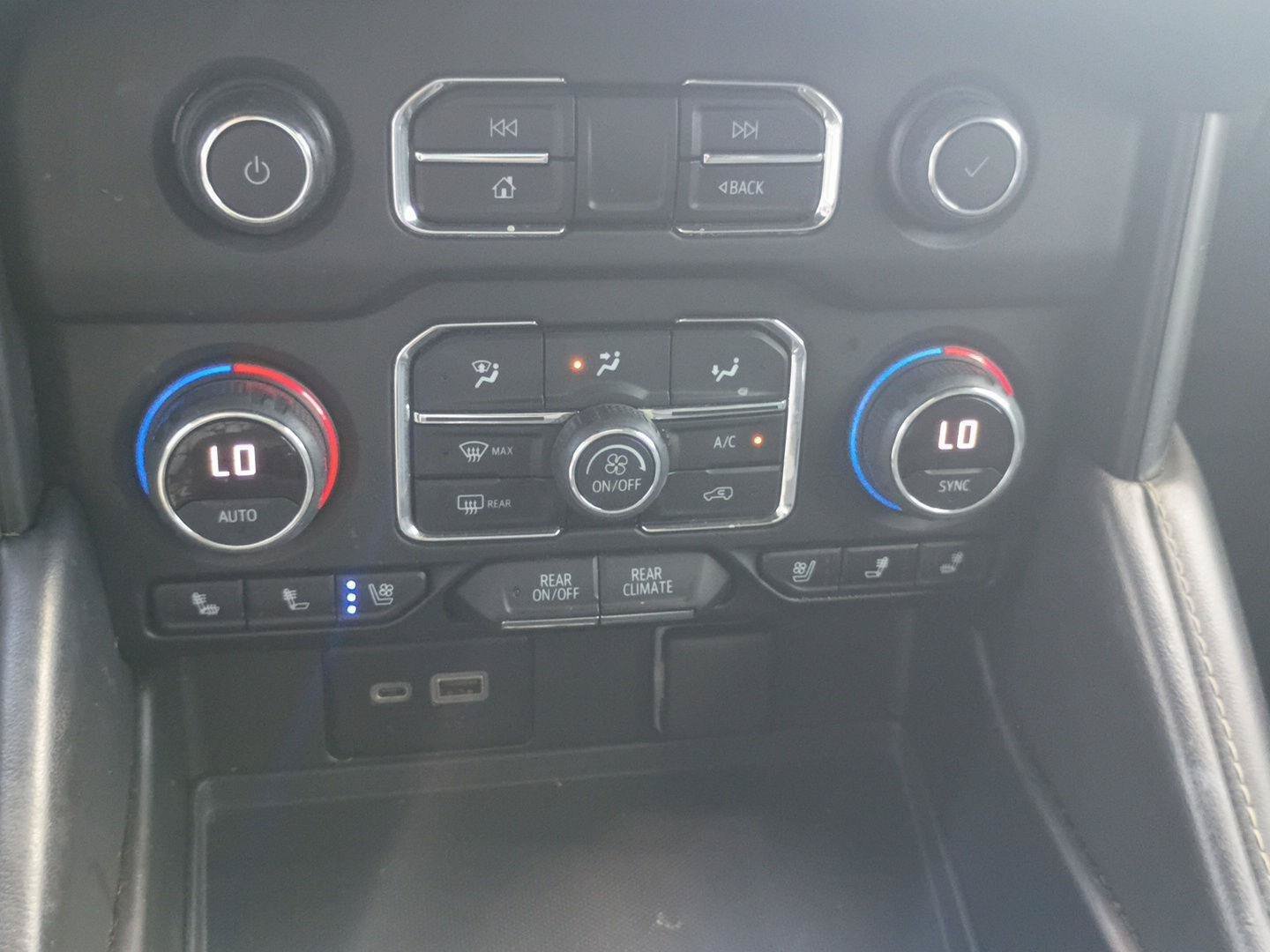 Used 2022 Chevrolet Suburban Premier AWD/4WD image 22