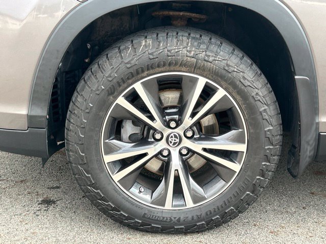 Used 2019 Toyota Highlander LE AWD/4WD image 16