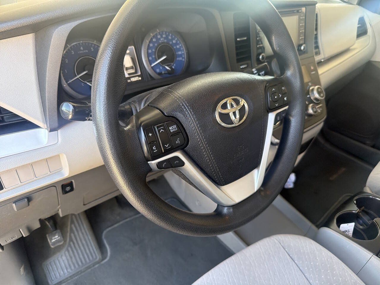 Used 2018 Toyota Sienna LE w/ Carpet Mat Package FWD image 14