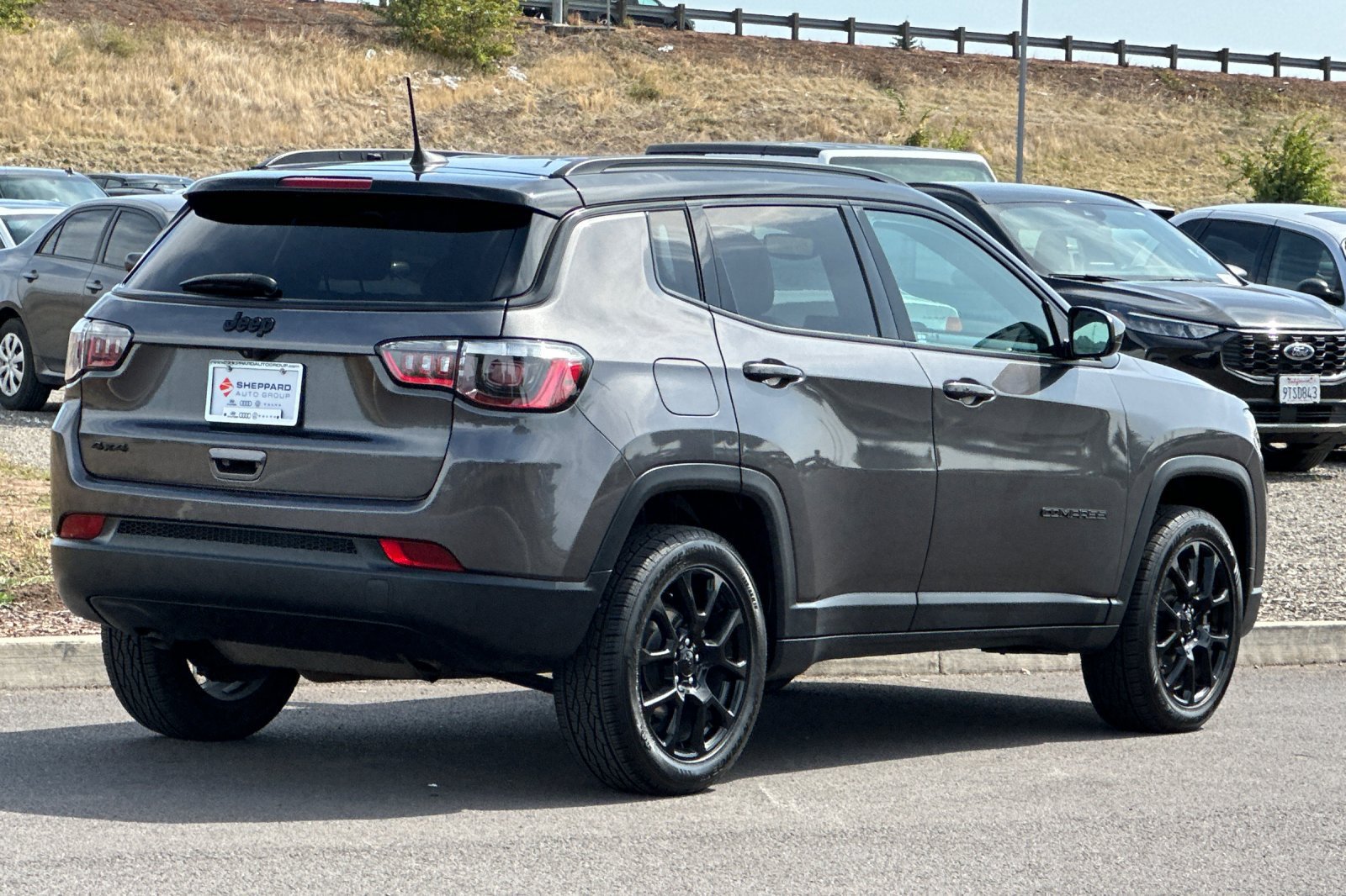 Used 2023 Jeep Compass Latitude w/ Convenience Group AWD/4WD image 3