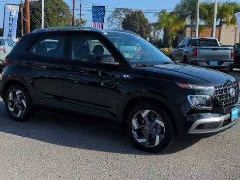 Used 2025 Hyundai Venue SEL image 2